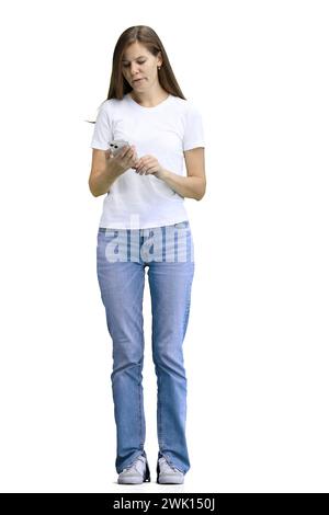 Une femme, pleine longueur, sur fond blanc, avec un téléphone Banque D'Images