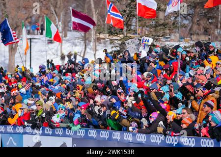 Minneapolis, Minnesota, États-Unis. 17 février 2024. Spectateurs dans les tribunes lors de la finale de sprint le jour 2 de la Coupe du monde de cross-country COOP FIS 2024, le 17 février 2024, à Minneapolis, Minnesota, ÉTATS-UNIS. (Crédit image : © Steven Garcia/ZUMA Press Wire) USAGE ÉDITORIAL SEULEMENT! Non destiné à UN USAGE commercial ! Banque D'Images
