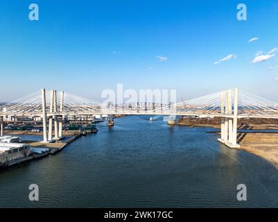 Vue aérienne du New Goethals Bridge, enjambant Arthur Kill Strait entre Elizabeth, New Jersey et Staten Island, New York, par un après-midi ensoleillé. Th Banque D'Images