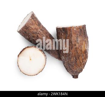 Morceaux de racine de manioc isolés sur blanc, vue de dessus Banque D'Images