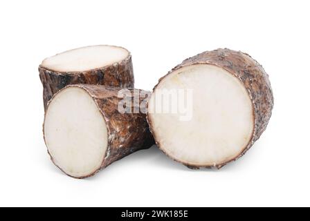 Morceaux de racine de manioc isolés sur blanc Banque D'Images