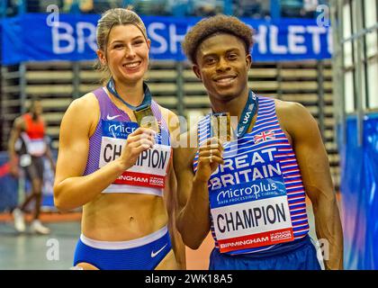 17/18 février 2024, Utilita National Indoor Arena, Birmingham, Royaume-Uni. Événement : Championnats britanniques d'athlétisme en salle 2024. Légende : Amy Hunt (championne de sprint du 60m) et Jeremiah Azu (championne du printemps du 60m) photo : Mark Dunn / Alamy Live News (Sport) Banque D'Images