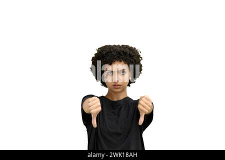 Une femme, en gros plan, sur fond blanc, montre ses pouces vers le bas Banque D'Images