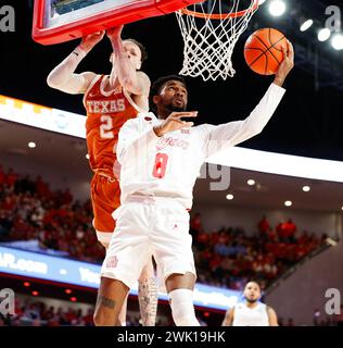 17 février 2024 : Houston, Texas, États-Unis : le garde de Houston MYLIK WILSON (8) inverse le match contre le garde du Texas Chendall Weaver (2) lors d'un match de basket-ball masculin Big 12 à Houston. Houston a gagné, 82-61. (Crédit image : © Scott Coleman/ZUMA Press Wire) USAGE ÉDITORIAL SEULEMENT! Non destiné à UN USAGE commercial ! Banque D'Images