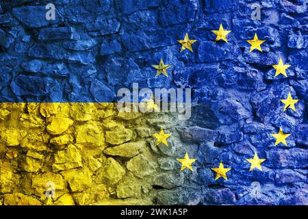 Drapeaux de l'Ukraine et de l'Union européenne sur un mur de pierre. Relations diplomatiques internationales Banque D'Images