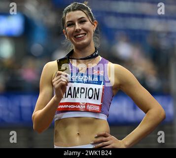 Birmingham, Angleterre. 17 février 2024. Amy Hunt célèbre avoir remporté une médaille d’or au 60 mètres féminin aux Championnats d’athlétisme en salle Microplus UK. Crédit : Nigel Bramley/Alamy Live News Banque D'Images