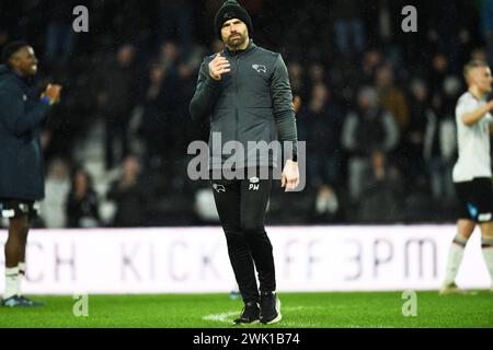 Derby, Royaume-Uni. 17 février 2024. Paul Warne, directeur du comté de Derby, célèbre la victoire 1-0 du comté de Derby sur Stevenage dans le pari Sky EFL League 1 match au Pride Park Stadium, Derby, Angleterre, Royaume-Uni le 17 février 2024 crédit : Every second Media/Alamy Live News Banque D'Images