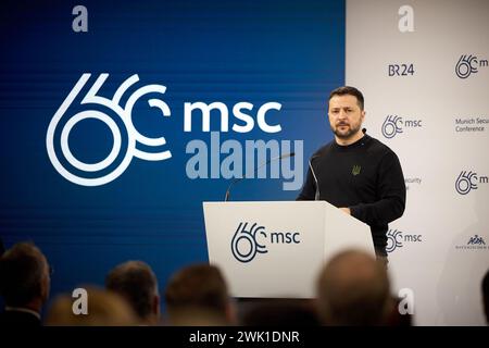 Munich, Allemagne. 17 février 2024. Le président ukrainien Volodymyr Zelenskyy s'adresse aux chefs d'État et à d'autres dignitaires lors de la Conférence de Munich sur la sécurité (CSM) à Munich, en Allemagne, le samedi 17 février 2024. Zelenskyy a clôturé son discours en déclarant : «S'il vous plaît, ne demandez pas à l'Ukraine quand la guerre prendra fin. Demandez-vous : pourquoi Poutine est-il encore capable de continuer?" Photo via le bureau de presse présidentiel ukrainien/UPI crédit : UPI/Alamy Live News Banque D'Images