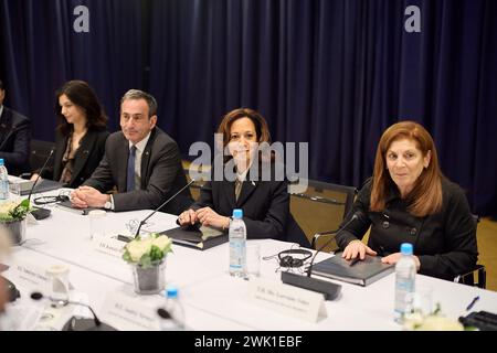 Munich, Allemagne. 17 février 2024. Le vice-président AMÉRICAIN Kamala Harris (2R), assiste à la 60e conférence de Munich sur la sécurité (MSC) à l’hôtel Bayerischer Hof à Munich, en Allemagne, le samedi 17 février 2024. 50 chefs d'état et de gouvernement et environ 100 ministres devraient assister à la plus importante réunion mondiale de politiciens et d'experts en matière de politique de sécurité. Photo du Bureau de presse présidentiel ukrainien/UPI crédit : UPI/Alamy Live News Banque D'Images