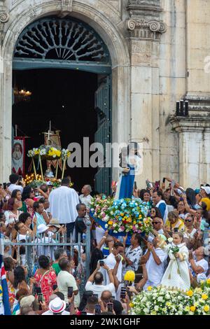 Salvador, Bahia, Brésil - 08 décembre 2023 : des catholiques sont vus après la procession en l'honneur de Conceicao da Praia dans la ville de Salvador, Bahia Banque D'Images