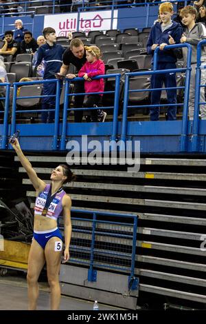 Birmingham, le 17 février 2024, 60m Women final- HUNT Amy with supporters, Credit : Aaron Badkin/Alamy Live News Banque D'Images