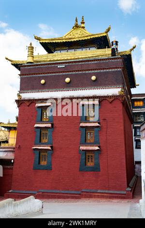 L'architecture mongole influence les magnifiques toits dorés qui ornent le monastère de Tashi Lhunpo à Shigatse, dans la région autonome du Tibet, en Chine. Banque D'Images