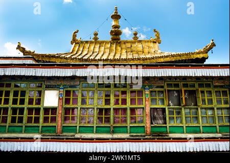 L'architecture mongole influence les magnifiques toits dorés qui ornent le monastère de Tashi Lhunpo à Shigatse, dans la région autonome du Tibet, en Chine. Banque D'Images