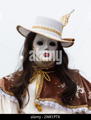 Maragogipe, Bahia, Brésil - 11 février 2024 : des gens sont vus porter des costumes et des masques pendant le carnaval dans la ville de Maragogipe à Bahia. Banque D'Images