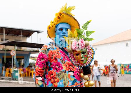 Maragogipe, Bahia, Brésil - 11 février 2024 : des personnes masquées s'amusent pendant le carnaval dans la ville de Maragogipe à Bahia. Banque D'Images
