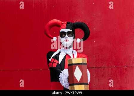 Maragogipe, Bahia, Brésil - 11 février 2024 : des gens sont vus porter des costumes et des masques pendant le carnaval dans la ville de Maragogipe à Bahia. Banque D'Images