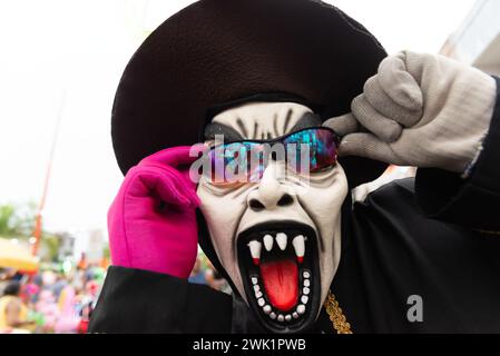 Maragogipe, Bahia, Brésil - 11 février 2024 : des gens vêtus de costumes défilent pendant le carnaval dans la ville de Maragogipe à Bahia. Banque D'Images