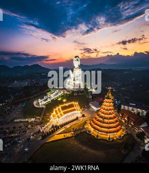 Vue aérienne de Wat Huay Pla Kang : déesse de la Miséricorde, à Chiang Rai, Thaïlande Banque D'Images