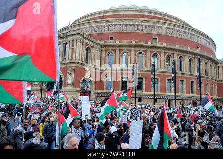 Londres, Royaume-Uni, 17 février 2024. Des dizaines de milliers de personnes ont participé à une marche organisée par la Palestine Solidarity Campaign (PSC), la première à se tenir près de l’ambassade d’Israël depuis octobre, appelant à un cessez-le-feu immédiat. Plus de 30 000 Palestiniens ont perdu la vie dans le conflit israélo-Hamas. Crédit : onzième heure photographie/Alamy Live News Banque D'Images