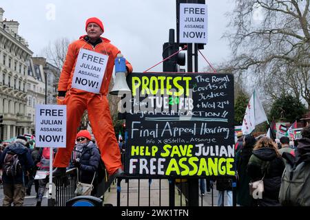 Londres, Royaume-Uni, 17 février 2024. Un manifestant pro-Julian Assange attire l'attention sur la dernière audience d'appel du fondateur de WikiLeaks les 20 et 21 février pour contester l'extradition vers les États-Unis. Des dizaines de milliers de personnes ont participé à une marche organisée par la Palestine Solidarity Campaign (PSC), la première à se tenir près de l’ambassade d’Israël depuis octobre, appelant à un cessez-le-feu immédiat. Plus de 30 000 Palestiniens ont perdu la vie dans le conflit israélo-Hamas. Crédit : onzième heure photographie/Alamy Live News Banque D'Images