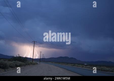 Route vers la tempête dans le désert Banque D'Images