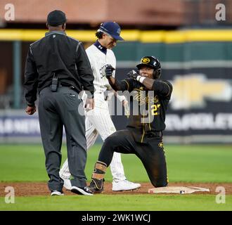 Houston, États-Unis. 17 février 2024. Grambling Tigers DEMARCKUS SMILEY (27) réagit après un succès lors du match Cactus Jack HBCU Classic entre les Grambling Tigers et les Southern Jaguars au minute Maid Park le 17 février 2024 à Houston, Texas. (Photo de Jerome Hicks/SipaUSA) crédit : Sipa USA/Alamy Live News Banque D'Images
