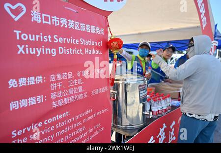 Pékin, province chinoise de Hainan. 17 février 2024. Une station de service touristique est photographiée près d'un port à Haikou, dans la province de Hainan, dans le sud de la Chine, le 17 février 2024. Le détroit de Qiongzhou a été témoin d'un pic de la ruée des voyageurs de retour le 17 février, le dernier jour de la fête du printemps. Diverses mesures ont été prises par les autorités locales pour s'assurer que les passagers traversent le détroit de manière ordonnée, notamment en organisant le personnel pour maintenir l'ordre des files d'attente, en fournissant des médicaments d'urgence, de l'eau potable et d'autres fournitures aux conducteurs et aux touristes. Crédit : Guo Cheng/Xinhua/Alamy Live News Banque D'Images