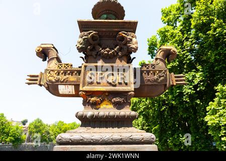 Rome Italie - 22 mai 2011 ; Ponte Giuseppe Mazzini sculpture ornée de pied de lampe d'ancien bateau avec deux têtes de béliers et les lettres SPQR, Banque D'Images