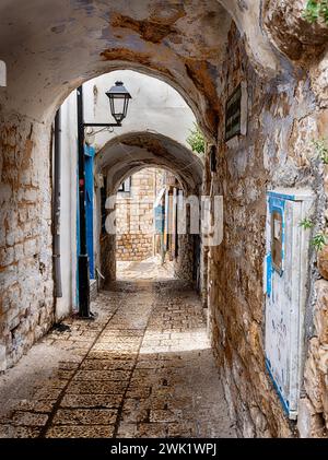 Une rue étroite avec des passages voûtés entre les bâtiments est situé dans le centre historique de Tzfat. Banque D'Images