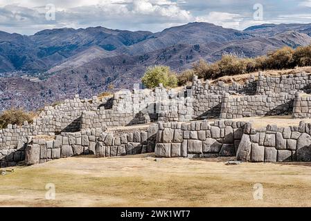 Vue paysage des murs de la forteresse inca de Sacsayhuaman près de la ville de Cusco, Pérou. Banque D'Images