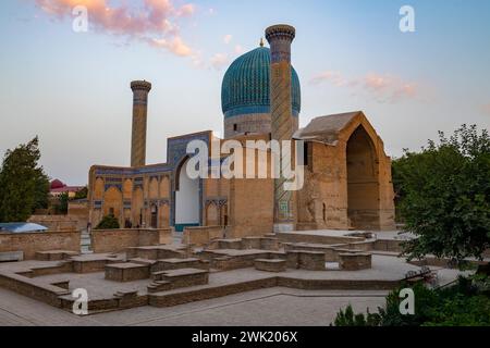 SAMARCANDE, OUZBÉKISTAN - 11 SEPTEMBRE 2022 : L'ancien mausolée de Gur-Emir (tombe de Tamerlan) au début de septembre matin Banque D'Images