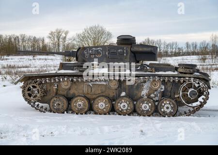 KRASNOE SELO, RUSSIE - 05 FÉVRIER 2023 : char moyen allemand Pz.Kpfw. III par un jour nuageux de février. Vue latérale. Parc militaro-patriotique « Steel Landing » Banque D'Images