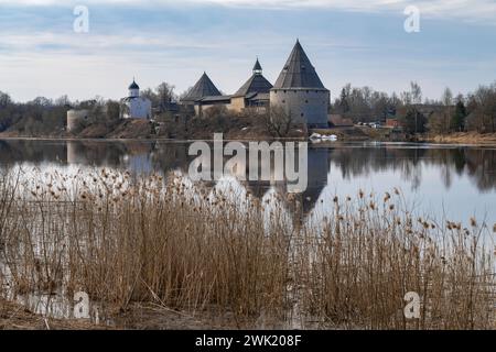 Avril sur la rivière Volkhov. Paysage avec l'ancienne forteresse Staraya Ladoga. Région de Leningrad, Russie Banque D'Images