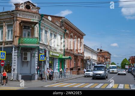 VLADIKAVKAZ, RUSSIE - 13 JUIN 2023 : jour de juin ensoleillé dans les rues de la vieille ville Banque D'Images