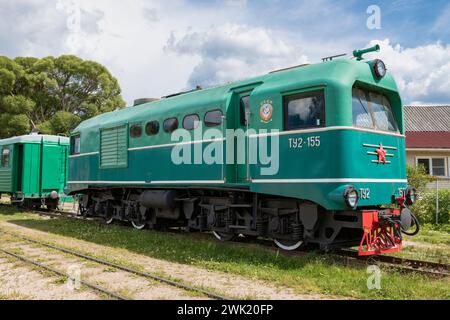 TESOVO-NETYLSKY, RUSSIE - 15 JUILLET 2023 : locomotive diesel soviétique TU2 pour un gros plan ferroviaire à voie étroite (750mm) un jour de juin. Région de Novgorod Banque D'Images