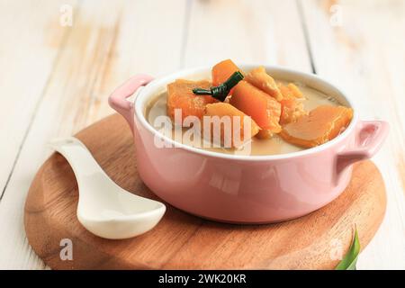 Kolak Labu ou soupe de noix de coco à la citrouille douce, populaire pour Ramadan Takjil en Indonésie Banque D'Images