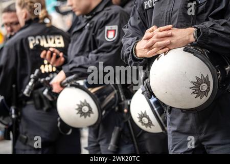 Polizisten BEI anti-Siko-Demo am Stachus, München, 17. Février 2024 Deutschland, München, 17. Février 2024, Polizei am Rande der Demonstration gegen die Sicherheitskonferenz, Symbolfoto Sicherheit, Politik, Bayern, *** policiers à la manifestation anti-Siko à Stachus, Munich, 17 février 2024 Allemagne, Munich, 17 février 2024, police en marge de la manifestation contre la conférence de sécurité, photo symbolique, politique, Bavière, Banque D'Images