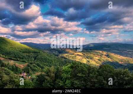 Paysages ruraux à la lumière avec des nuages spectaculaires autour de la ville d'Ivanjica, Serbie Banque D'Images
