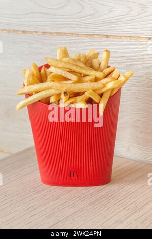 Assevillers, France - 5 août 2023 : frites McDonald's dans des gobelets en plastique écologiquement réutilisables. Banque D'Images