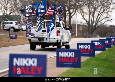 Irmo, États-Unis. 17 février 2024. Un partisan de l'ancien président Donald Trump passe devant un rassemblement de campagne pour le candidat républicain à la présidence Nikki Haley à Irmo. Les Républicains de Caroline du Sud votent à leur primaire présidentielle le 25 février. Crédit : SOPA images Limited/Alamy Live News Banque D'Images