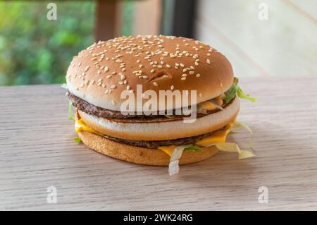 Assevillers, France - 5 août 2023 : Grand Big Mac dans le McDonald's français Banque D'Images