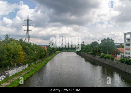 Pilsen, Tchéquie - 26 août 2023 : vue sur la rivière à Pilsen. Banque D'Images