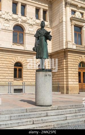 Pilsen, Tchéquie - 26 août 2023 : sculpture de Josef Kajetan Tyl. Banque D'Images