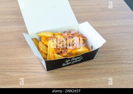 Cubzac-les-ponts, France - 5 septembre 2023 : KFC kentucky frit. Frites avec bacon et sauce au fromage. Banque D'Images