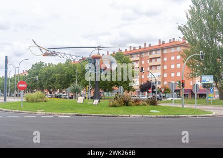 Aranda de Duero, Espagne - 16 septembre 2023 : rond-point avec hélicoptère léger américain AB-47. Banque D'Images