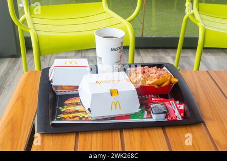 Aranda de Duero, Espagne - 16 septembre 2023 : menu McDonald's avec barbecue McCrispy au bacon, frites au bacon et fromage de luxe, McNuggets et Coca- Banque D'Images