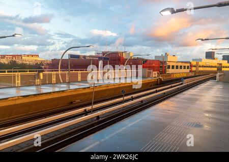 Rotterdam, Nederland - 22 octobre 2023 : quai de la station de métro Spijkenisse Centrum. Banque D'Images