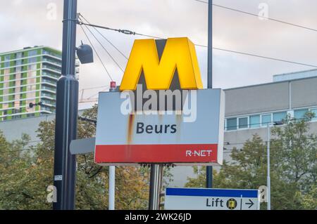 Rotterdam, Nederland - 22 octobre 2023 : logo de Metro à Rotterdam. Banque D'Images