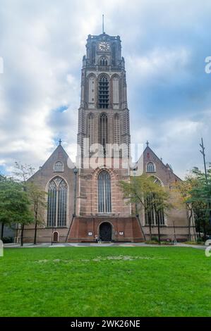 Rotterdam, Nederland - 22 octobre 2023 : église protestante Grote de Sint-Laurenskerk. Banque D'Images