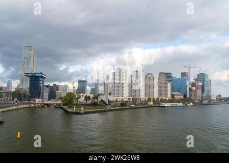 Rotterdam, Nederland - 22 octobre 2023 : vue sur la rive de la Nouvelle Meuse. Banque D'Images